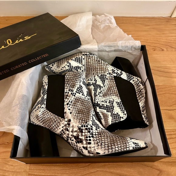 Black and White Snake Pointed Toe Ankle Booties Size 8.5 New - Picture 4 of 5